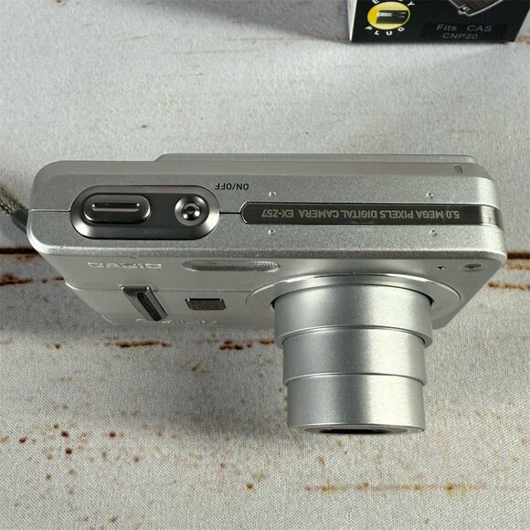 Casio EXILIM EX-Z57 5.0MP Digital Camera Silver Compact Design - Picture 3 of 9
